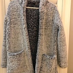 Extremely soft, Loose fitting grey jacket with pockets, no front closure